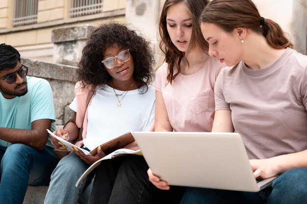 Jeunes collègues étudiant ensemble pour un examen universitaire