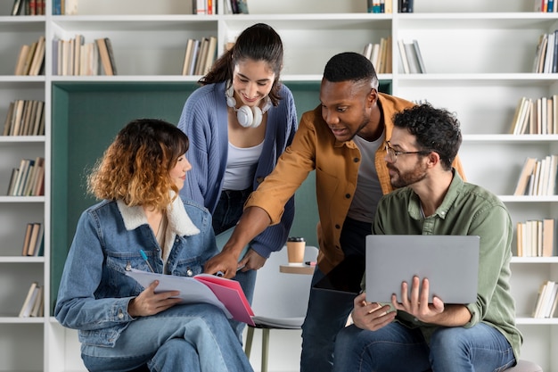 Jeunes collègues étudiant à partir d'un ordinateur portable et d'un ordinateur portable pendant la session d'étude