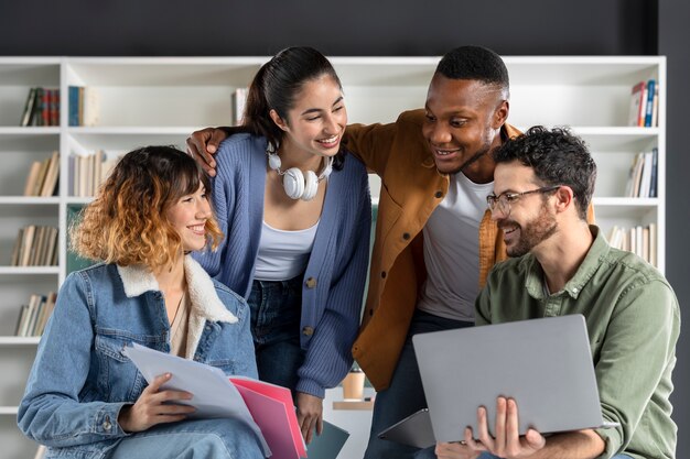 Jeunes collègues étudiant à partir d'un ordinateur portable et d'un ordinateur portable pendant la session d'étude