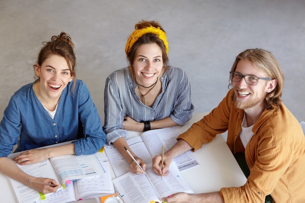 Jeunes collègues travaillant ensemble au café