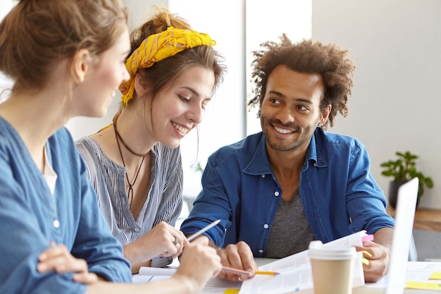 Jeunes collègues travaillant ensemble au café