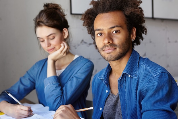 Photo gratuite jeunes collègues travaillant ensemble au café