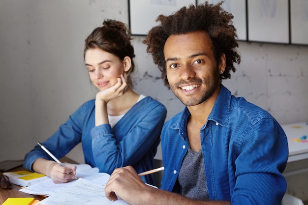 Jeunes collègues travaillant ensemble au café