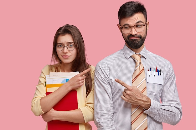 Jeunes collègues en vêtements formels