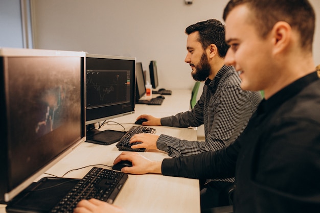 Jeunes concepteurs de sites Web masculins travaillant sur un ordinateur