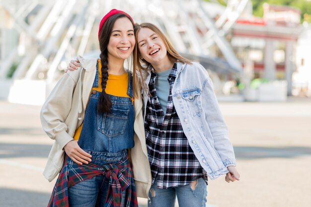 Jeunes copines en plein air