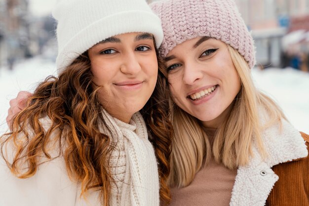 Jeunes copines en plein air