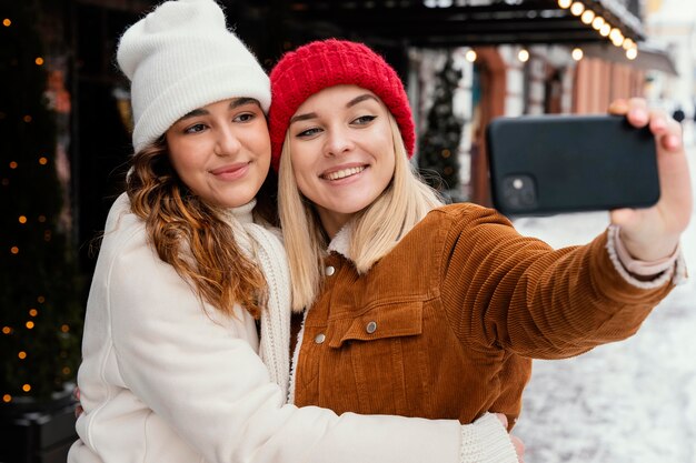 Jeunes copines prenant des photos