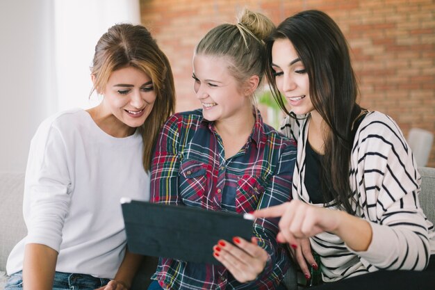 Jeunes copines, regarder la tablette ensemble