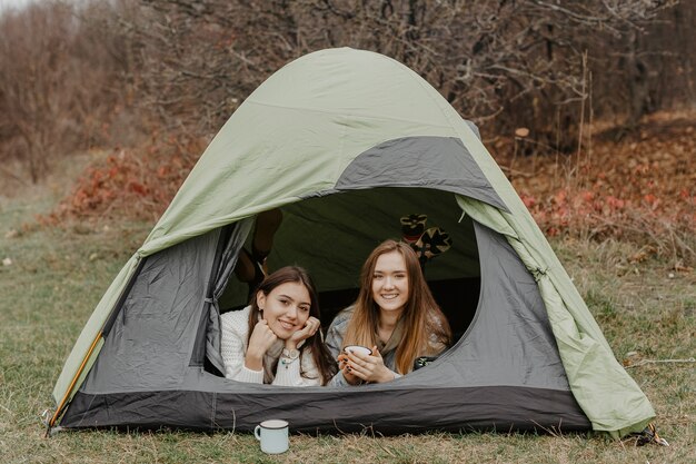 Jeunes copines en voyage d'hiver avec tente