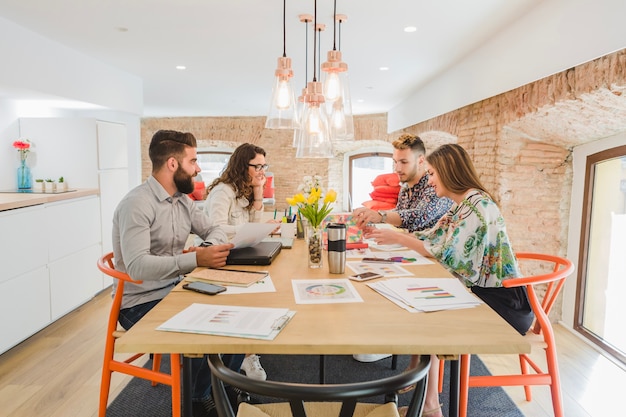 Photo gratuite jeunes créatifs travaillant sur le projet