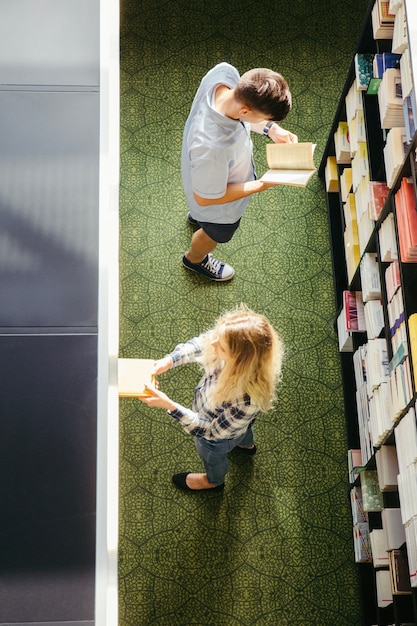 Les jeunes dans la bibliothèque