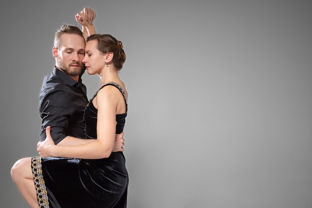 Les jeunes dansent le tango dans un studio