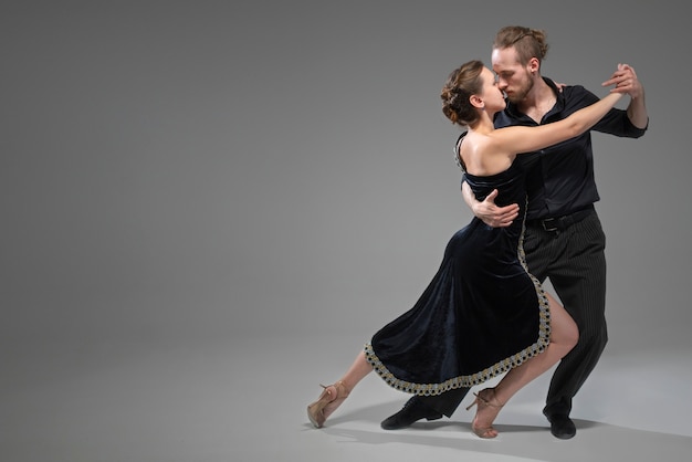 Photo gratuite les jeunes dansent le tango dans un studio