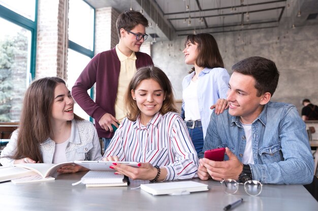 Jeunes discutant au café