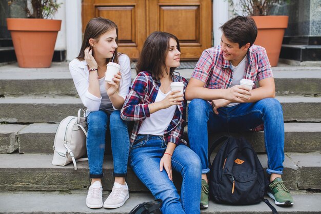 Les jeunes avec du café dans les escaliers