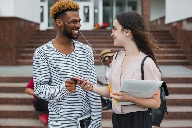 Les jeunes écoutent de la musique à l&#39;université