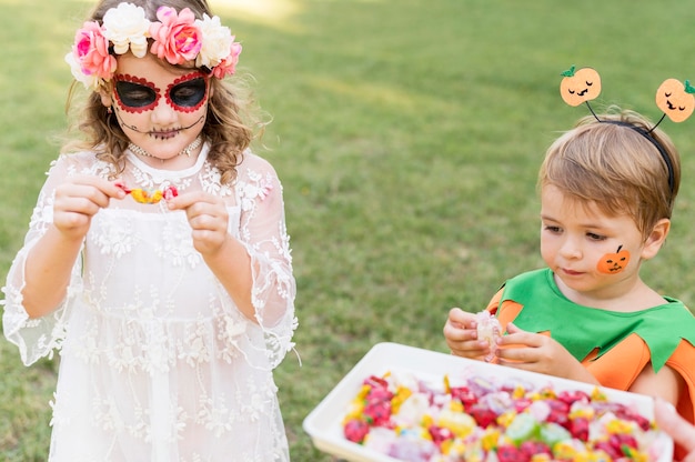 Jeunes enfants avec des costumes dans le parc