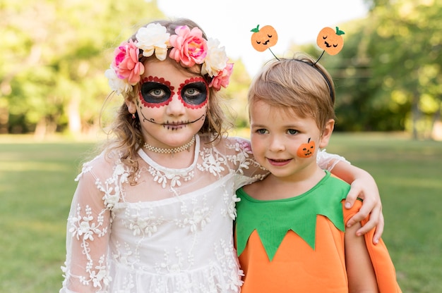 Jeunes enfants avec des costumes