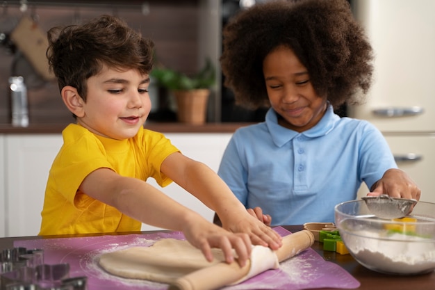 Jeunes enfants cuisinant ensemble