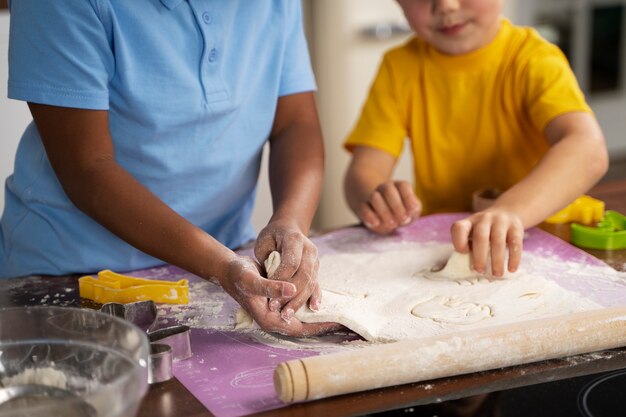 Jeunes enfants cuisinant ensemble