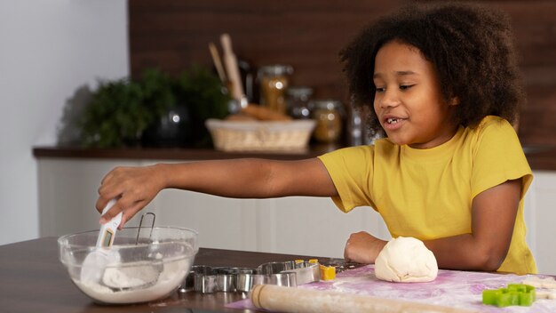 Jeunes enfants cuisinant ensemble