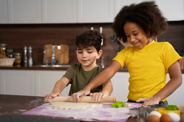 Jeunes enfants cuisinant ensemble