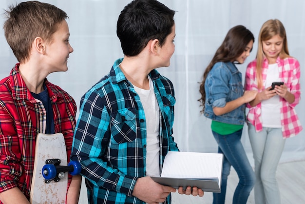 Jeunes enfants faisant différentes activités