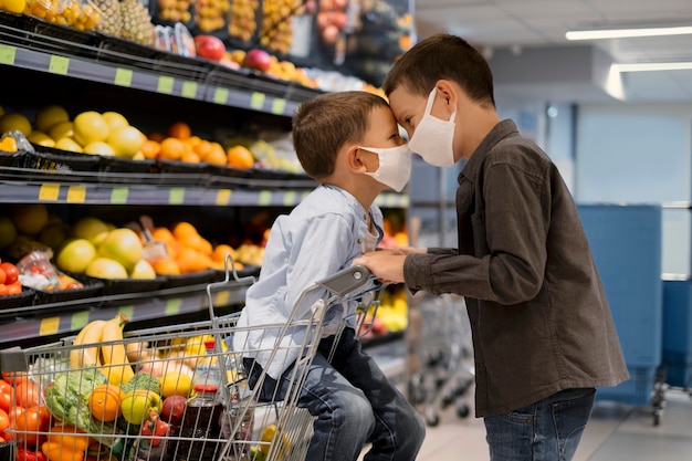 Jeunes enfants faisant du shopping avec des masques