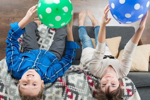 Photo gratuite jeunes enfants jouant avec des ballons