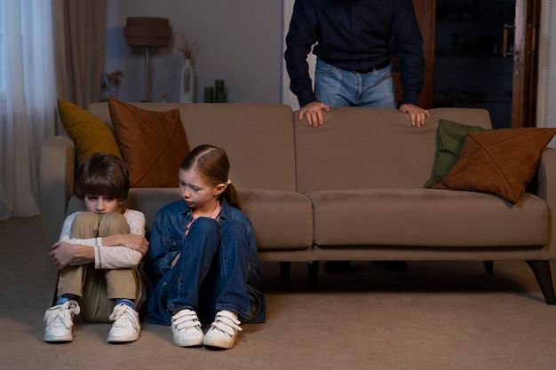 Photo gratuite jeunes enfants maltraités par un parent à la maison