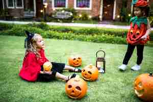 Photo gratuite jeunes enfants profitant de la fête d'halloween