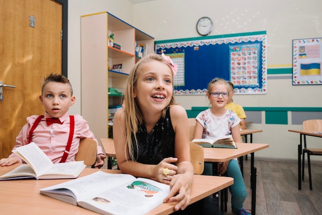 Jeunes enfants qui étudient en classe