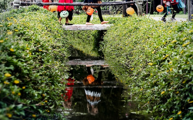 Les jeunes enfants tromper ou traiter pendant Halloween