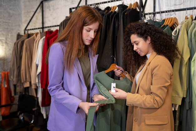 Jeunes entrepreneurs préparant leur magasin