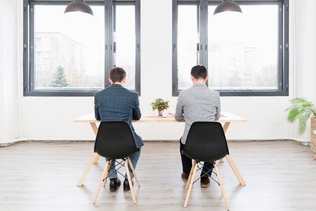 Jeunes entrepreneurs travaillant ensemble