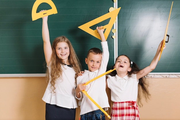 Jeunes avec un équipement de tableau noir