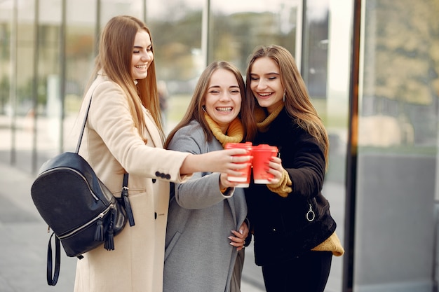 Jeunes étudiants sur un campus étudiant debout avec un café