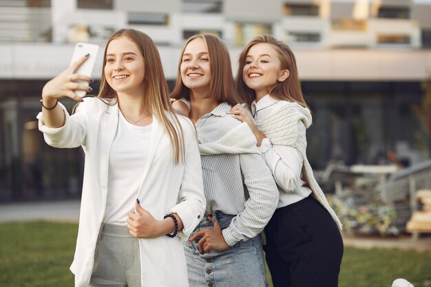 Jeunes étudiants sur un campus étudiant avec un téléphone