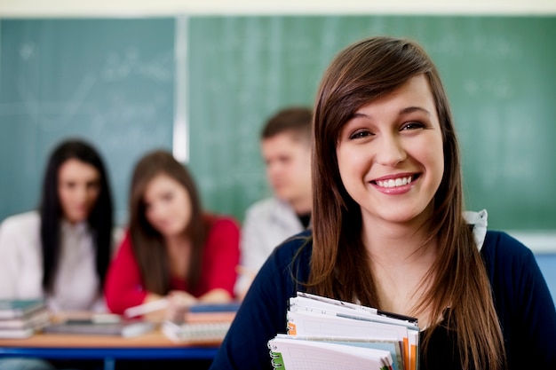 Jeunes étudiants en classe