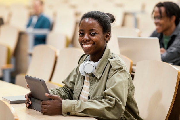 Photo gratuite jeunes étudiants fréquentant une classe universitaire