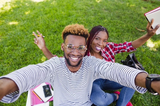 Photo gratuite les jeunes étudiants noirs posent en étudiant