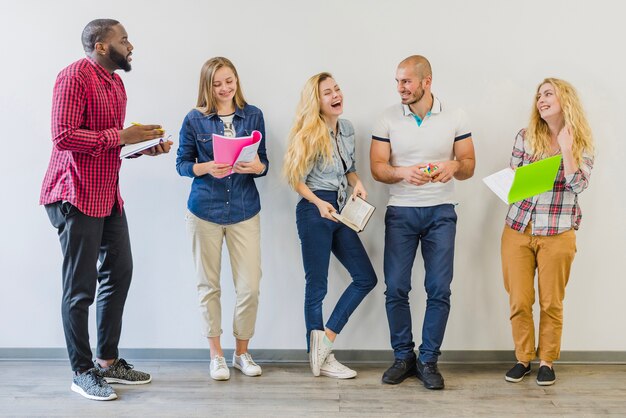 Les jeunes étudient ensemble