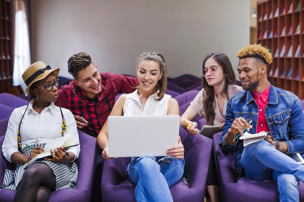 Les jeunes étudient avec un ordinateur portable dans la bibliothèque