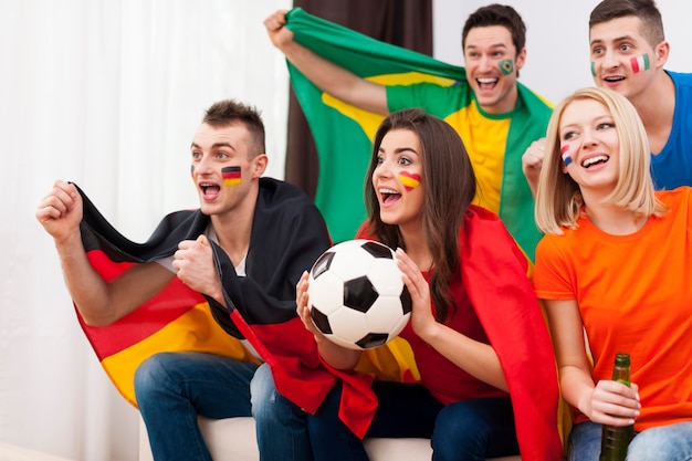 Jeunes fans de football pendant le match à la télévision