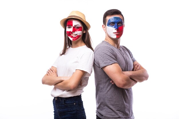 Jeunes fans de football tchèques et croates isolés sur mur blanc