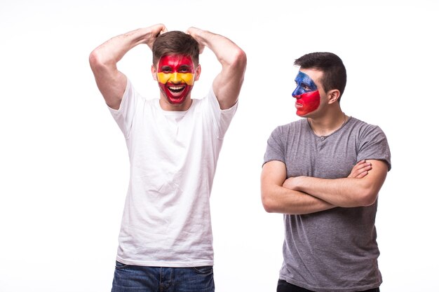 Jeunes fans de football tchèques et espagnols isolés sur mur blanc