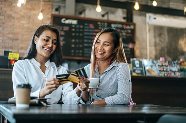 Les jeunes femmes aiment faire du shopping avec leurs cartes de crédit.