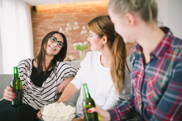 Jeunes femmes appréciant la bière et discutant