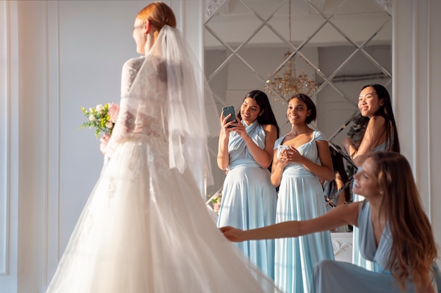 Photo gratuite jeunes femmes appréciant l'enterrement de vie de jeune fille